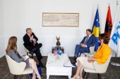 Krasniqi takohet me ambasadorin Kosnett: Bashkërendimi i Kosovës me SHBA është vital dhe i pazëvendësueshëm