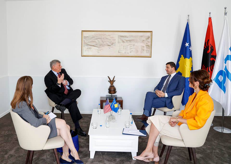 Krasniqi takohet me ambasadorin Kosnett: Bashkërendimi i Kosovës me SHBA është vital dhe i pazëvendësueshëm