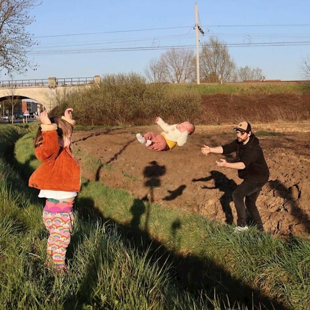 Sa herë gruaja e pyet se ku janë fëmijët, ky baba i dërgon asaj fotomontazha gazmore