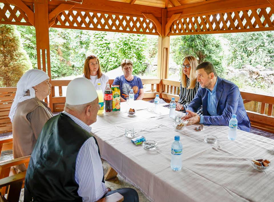 Kryetari i PDK-së u shkon për vizitë familjarëve të Hashim Thaçit e Kadri Veselit