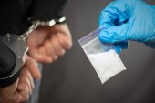Punonte kamarier në Britani, policia e ndaloi rastësisht, por shqiptari kapet me 1 kg kokainë