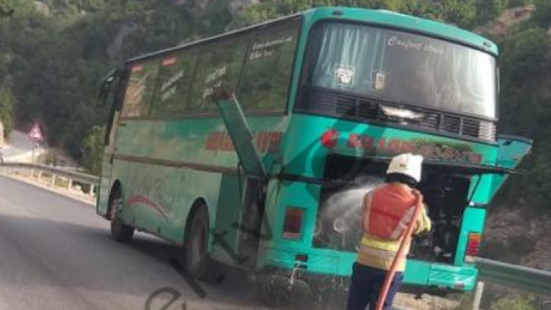 Merr flakë autobusi i “Sharr-Travel” në Himare