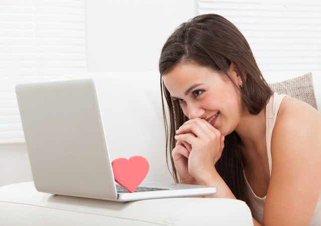 Po! Mund ta gjesh dashurinë në internet, nëse bën kujdes në këto gjëra