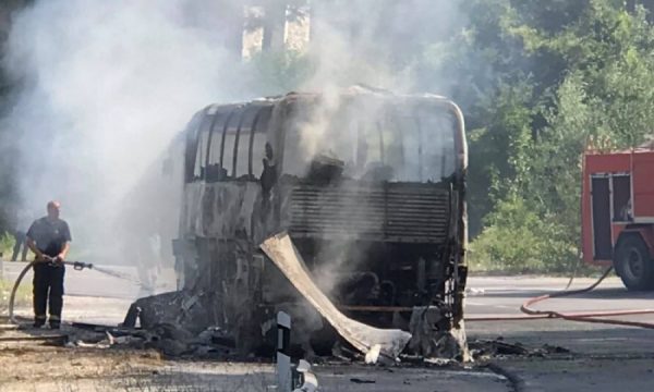 Përfshihet nga zjarri autobusi në Han të Elezit