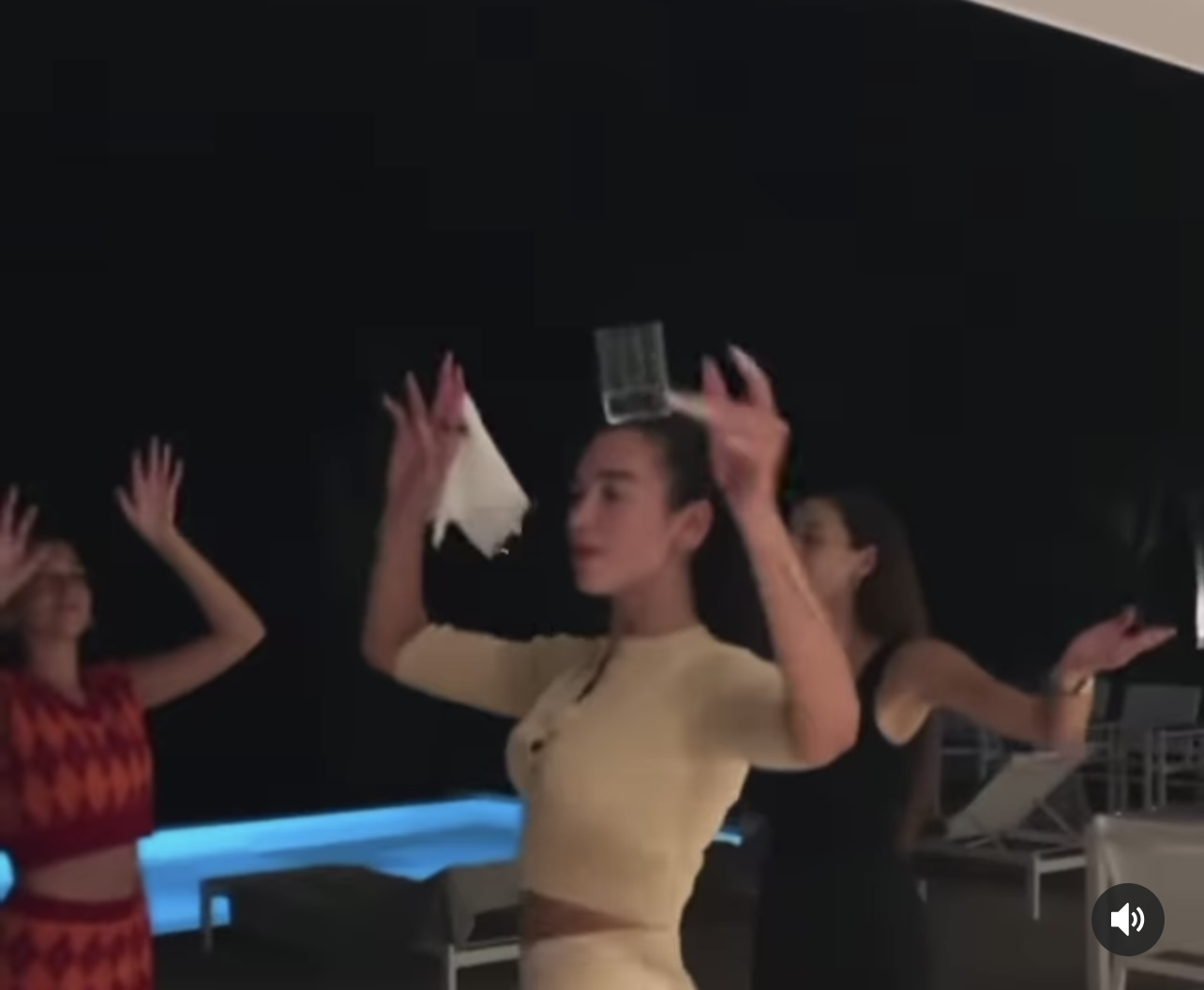 Dua Lipa shfaqet e lumtur nga Shqipëria duke vallëzuar