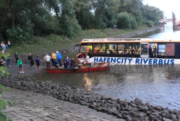 Hamburg: Autobusi i ujit ngec në Elbe