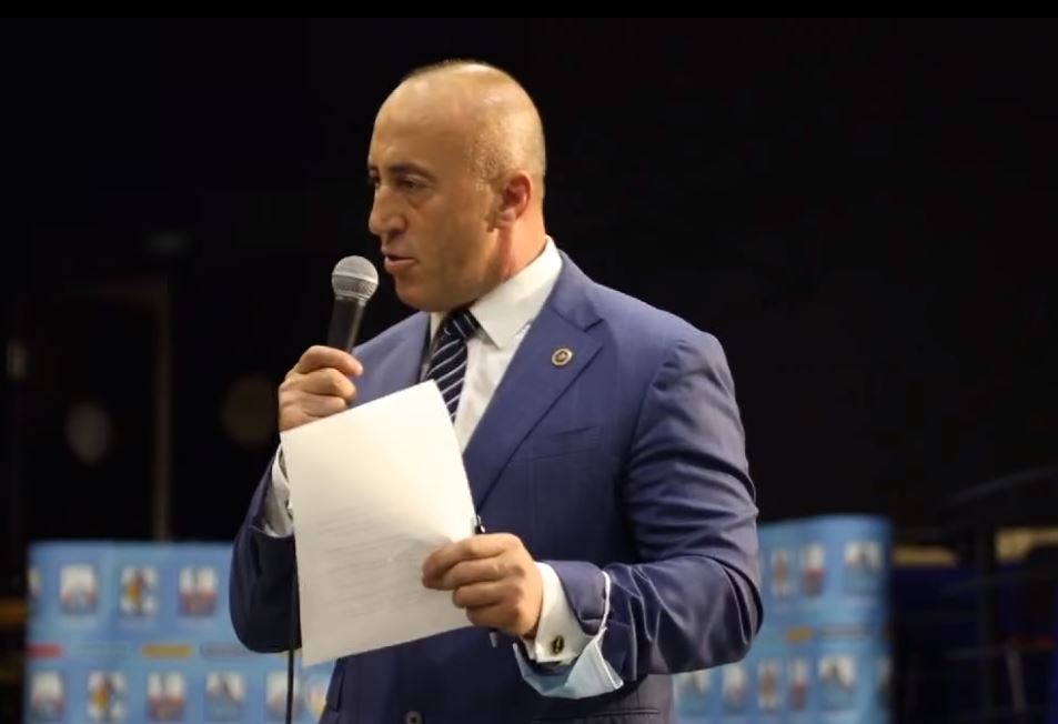 Haradinaj në Prishtinë: Kandidatët tjerë nuk janë të zotë as me i largu qentë endacak që po rrezikojnë qytetarët përditë