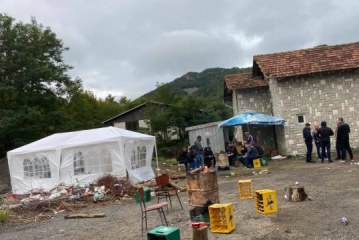 Banorët serbë e Njësia Speciale vazhdojnë të qëndrojnë në Jarinjë, bllokohen gazetarët
