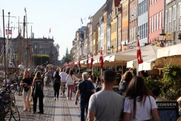 Çfarë po ndodh atje? Njihuni me pesë vendet që po hapen dhe kanë vendosur ‘të jetojnë me COVID-19’!