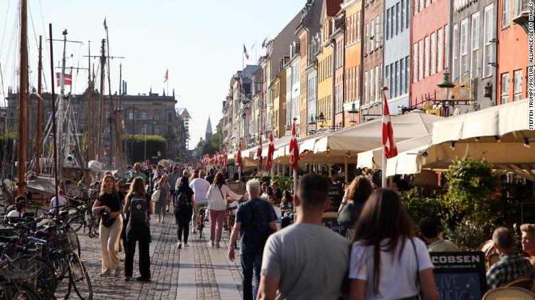 Çfarë po ndodh atje? Njihuni me pesë vendet që po hapen dhe kanë vendosur ‘të jetojnë me COVID-19’!