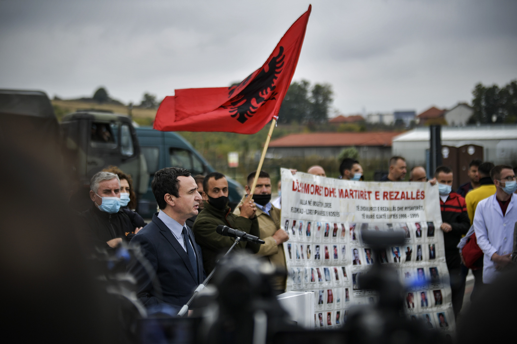 U kthyen në Kosovë eshtrat e 7 viktimave të masakrës së Rezallës të gjetura në Serbi