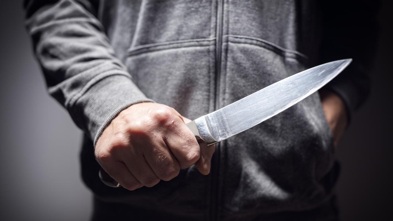 Një grua në Gjakovë sulmon nënën e saj me thikë