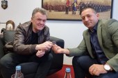 Ministri i Mbrojtjes e pret në takim dhe e nderon me mirënjohje këngëtarin Ilir Shaqiri