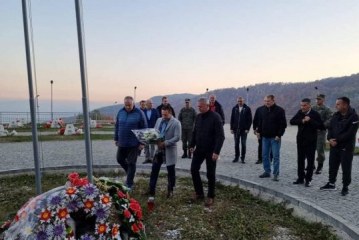 Mehaj bëhet së bashku me ish-ministrat e Mbrojtjes për të bërë homazhe në Koshare