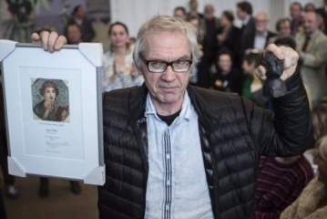Karikaturisti që e skicoi kokën e profetit Muhamed vdes në një aksident trafiku