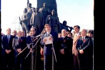 Sali Berisha publikon një foto me Ibrahim Rugovën: Me presidentin e pavdekshëm