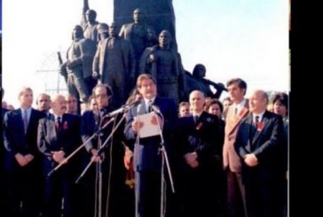 Sali Berisha publikon një foto me Ibrahim Rugovën: Me presidentin e pavdekshëm