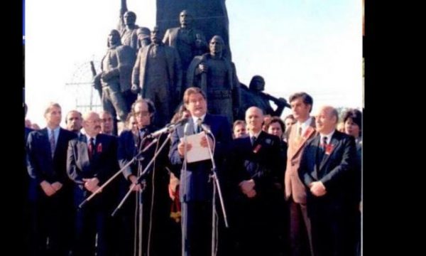 Sali Berisha publikon një foto me Ibrahim Rugovën: Me presidentin e pavdekshëm