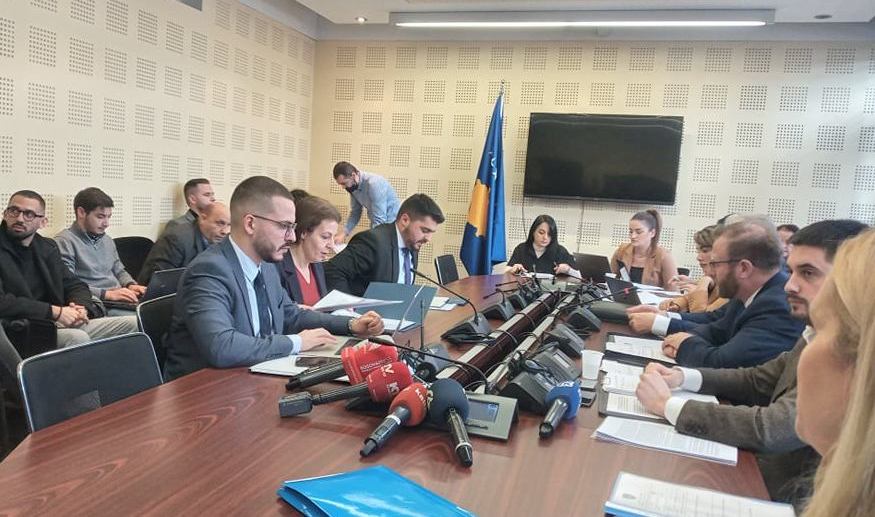 Haki Abazi e mbron Xhavit Halitin në Komision, përplaset me Fitore Pacollin