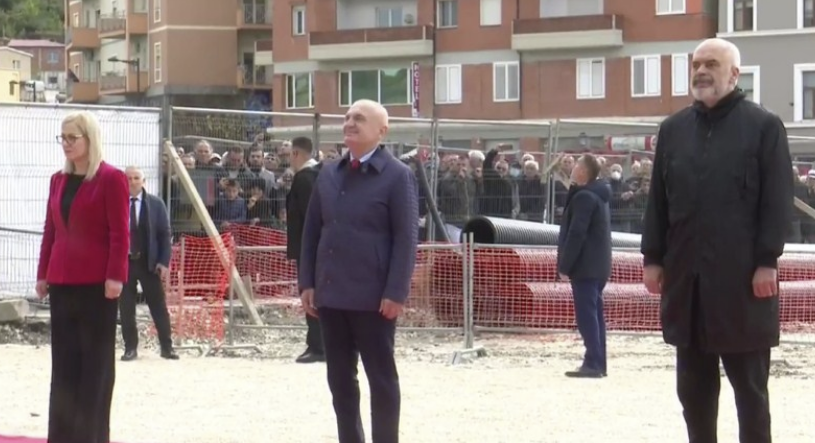 Edi Rama dhe Meta bëhen bashkë ne ceremoninë e ngritjes së flamurit në Vlorë