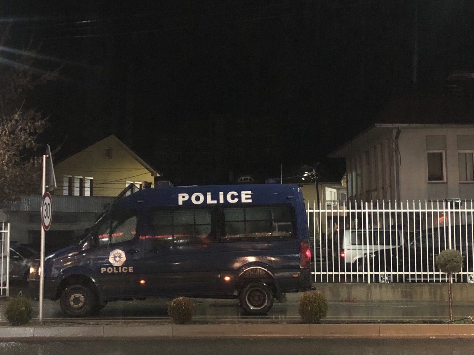 Këta janë tre të arrestuarit për vrasjen e trefishtë në Gllogjan të Deçanit