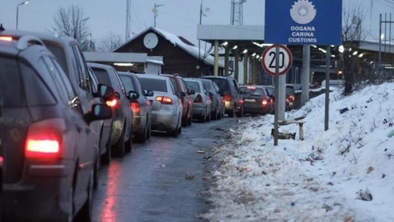 Kolonë deri në 2 kilometra, pritje të gjata nëpër pika kufitare