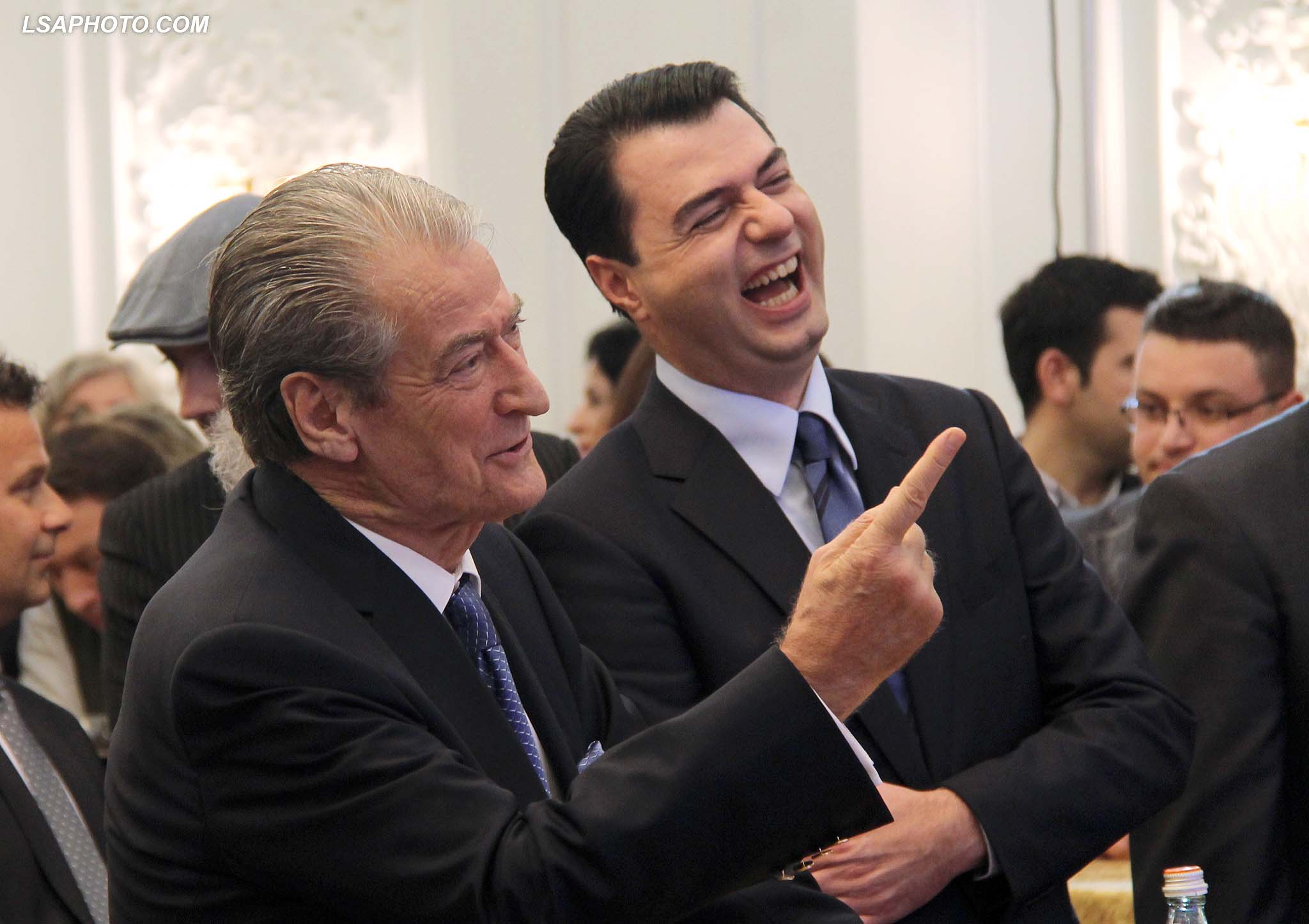 Përqahet keq Partia Demokratike, njëri krahë me Berishën tjetri me Bashën
