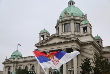 Tërhiqet Beogradi, serbët nga Kosova mund të votojnë në qytete të Serbisë