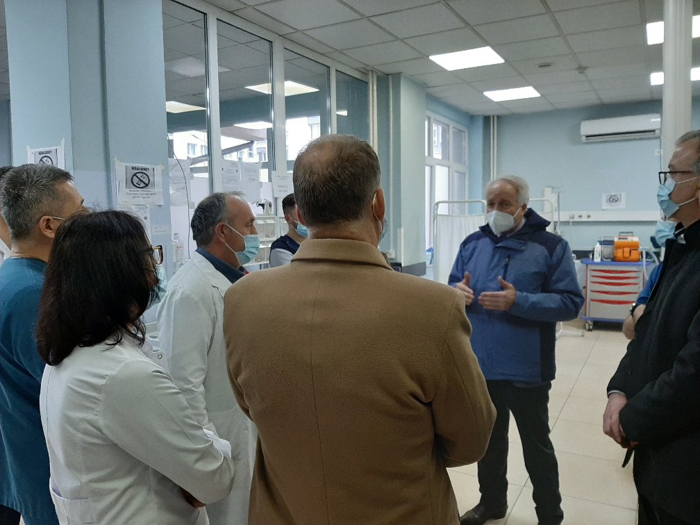 Ministri Latifi viziton klinikat e QKUK-së, paralajmërohet shtim i pacientëve pas rritjes së rasteve me Covid-19