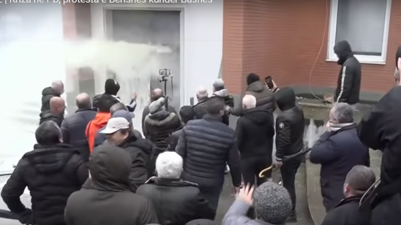 Përfundon protesta: Sali Berisha bën thirrje të shpërndahen mbështetësit e tij