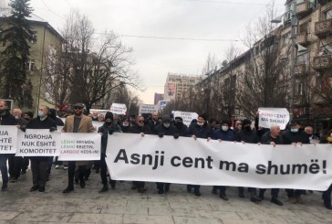 “Asnjë cent më shumë”, moto e protestës në Prishtinë