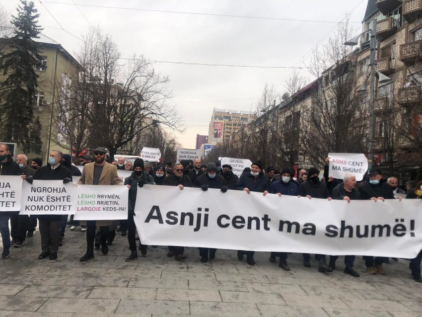 “Asnjë cent më shumë”, moto e protestës në Prishtinë