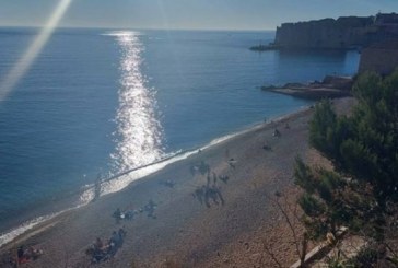 Rekordi i temperaturave për janar thyhet në Dubrovnik, kroatët dalin në plazh e notojnë në det