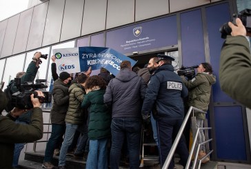 Fillon protesta kundër shtrenjtimit të rrymës