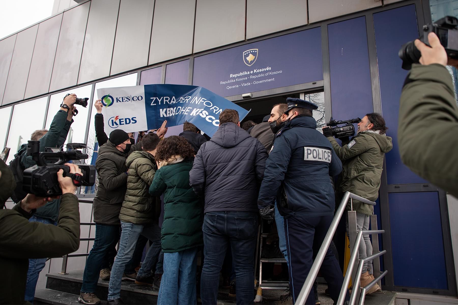 Fillon protesta kundër shtrenjtimit të rrymës