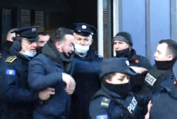 Live nga protesta e PSD-së, Dardan Molliqaj përleshet me policinë