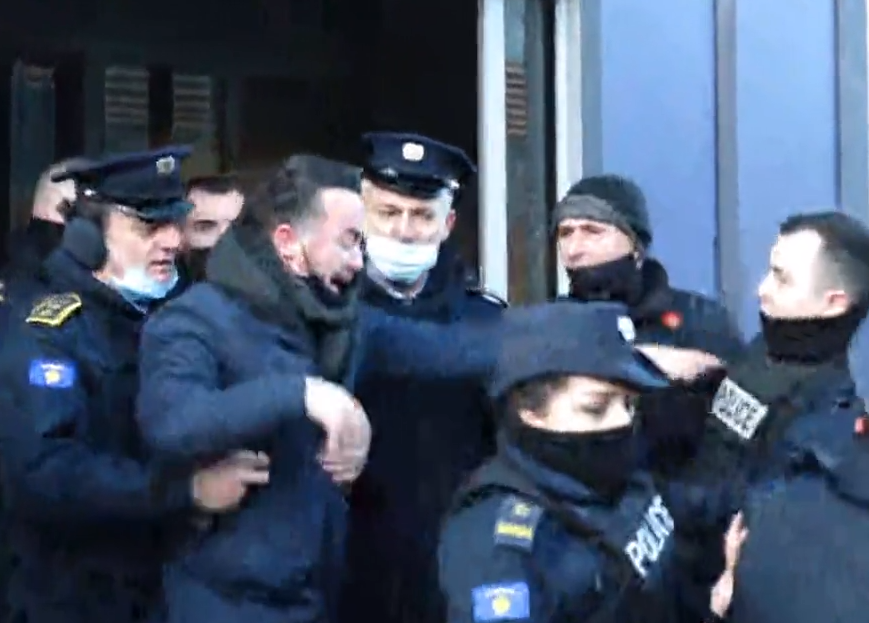 Live nga protesta e PSD-së, Dardan Molliqaj përleshet me policinë