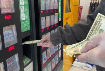 Gruaja e dërgoi për të blerë pulë, amerikani u kthye edhe me tiketë lotarie – fitoi 100 mijë dollarë
