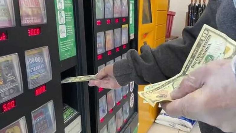Gruaja e dërgoi për të blerë pulë, amerikani u kthye edhe me tiketë lotarie – fitoi 100 mijë dollarë