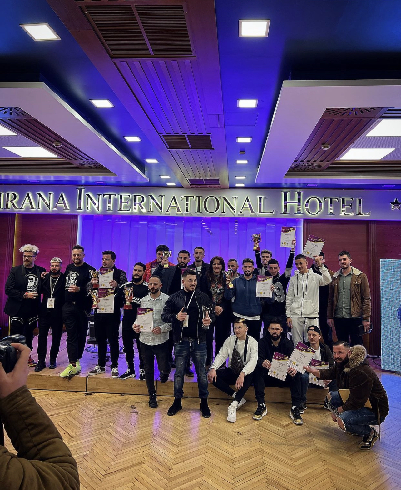 Shkolla profesionale “Afroditë Academy”, organizoj eventin e shekullit në Tiranë garën me berberët