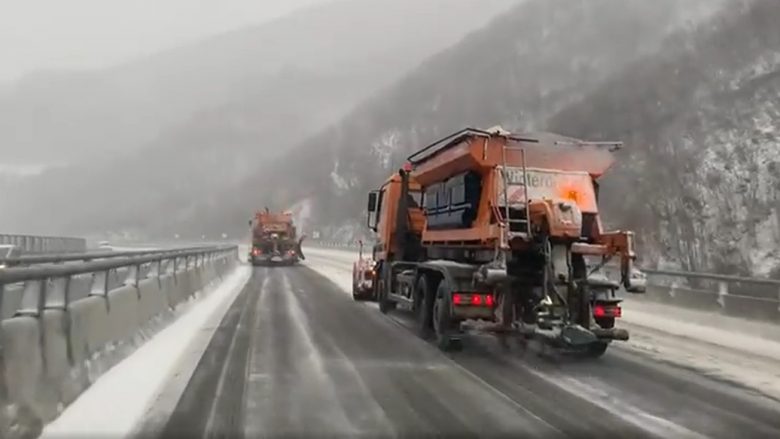 Reshjet e borës, kjo është gjendja e rrugëve që të shpijnë në pikat e kalimit kufitar