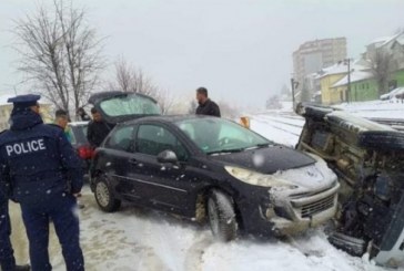 Pamje nga aksidenti në Kaçanik ku u përfshinë disa vetura