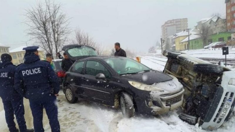 Pamje nga aksidenti në Kaçanik ku u përfshinë disa vetura