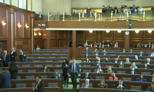 Opozita lëshon sallën e Kuvendit kur fol Albin Kurti