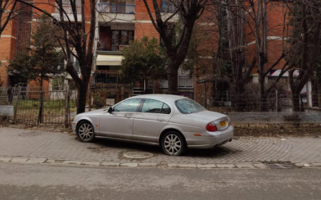 Kjo veturë gjendet tek stacioni i autobusëve tash e ca vite, cili është misteri i saj?