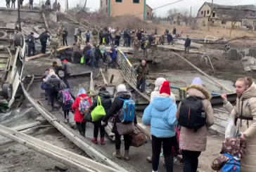 Ukrainasit largohen nga Kievi në këmbë, infrastruktura e shkatërruar vështirëson situatën