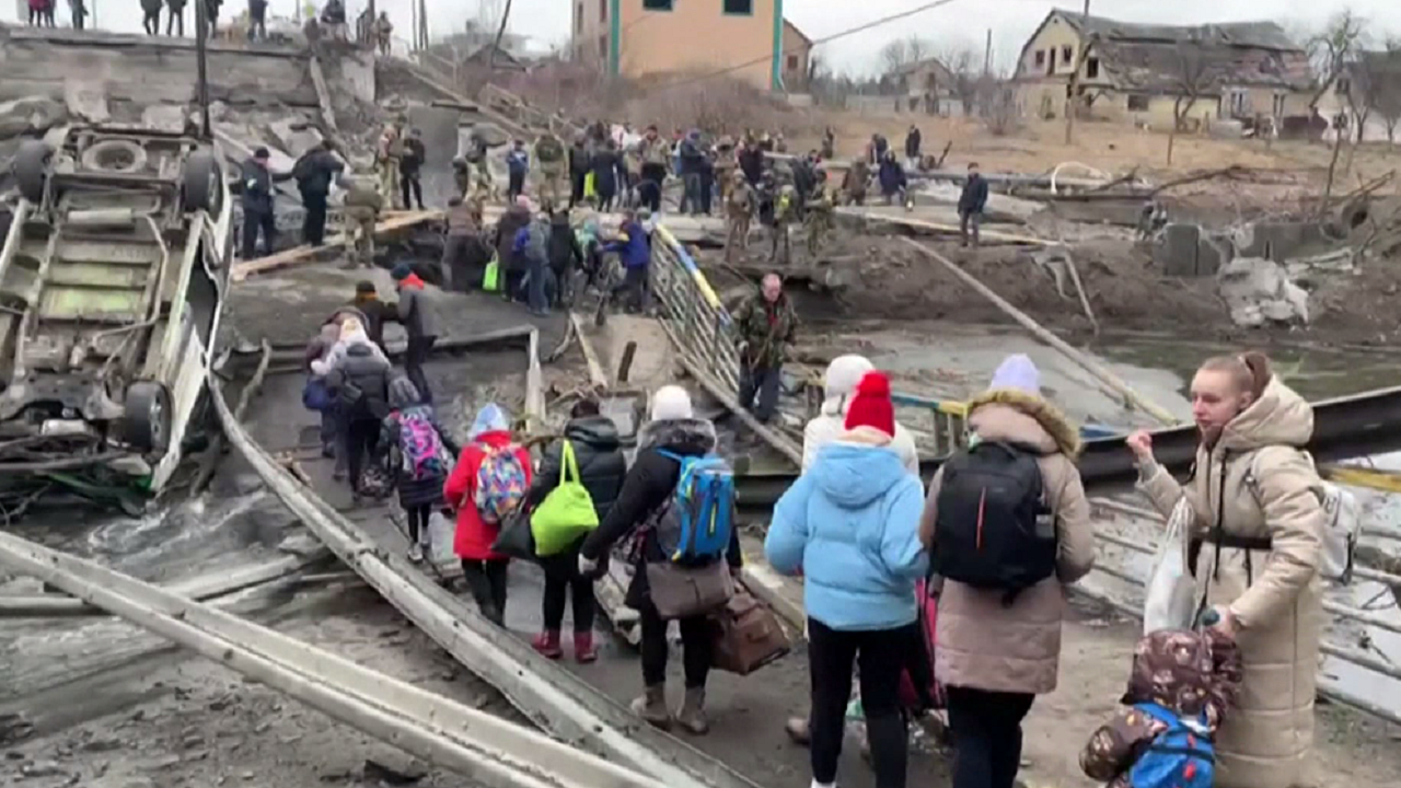 Ukrainasit largohen nga Kievi në këmbë, infrastruktura e shkatërruar vështirëson situatën