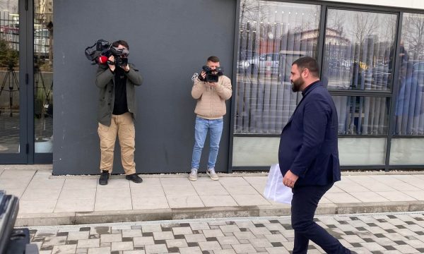 Vokrri dorëzon kandidaturën për kryetar të FFK-së, beson në fitore