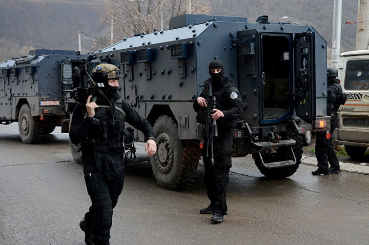 Njësitet Speciale të Policisë së Kosovës nisen drejt Mitrovicës pas paralajmërimeve për protesta