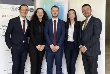 Junikasja Ernesa Shala në mesin e ekipit fitues në garën rajonale “Willem C. International Arbitration Moot”